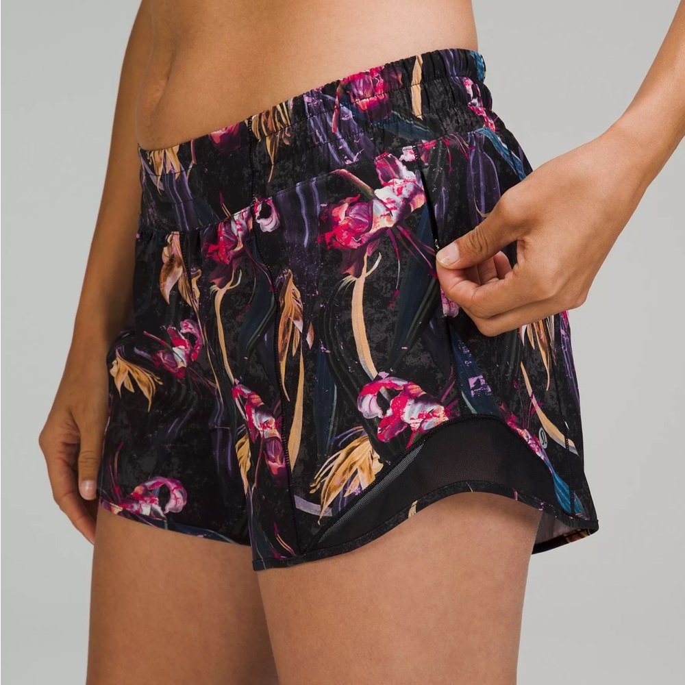 💕 LULULEMON hotty Hot Low-Rise Lined Short 4" in Veiled Floral Black Multi Black - Picture 2 of 7